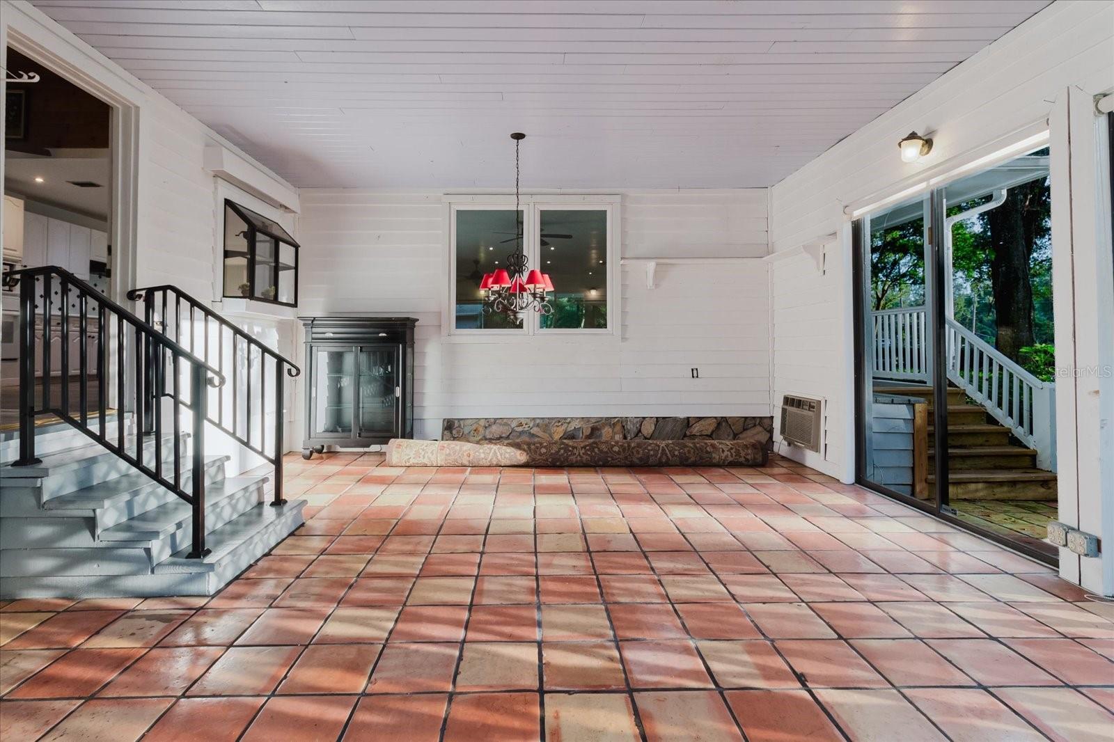 Listing photo id 55 for 5455 Lake Le Clare Road