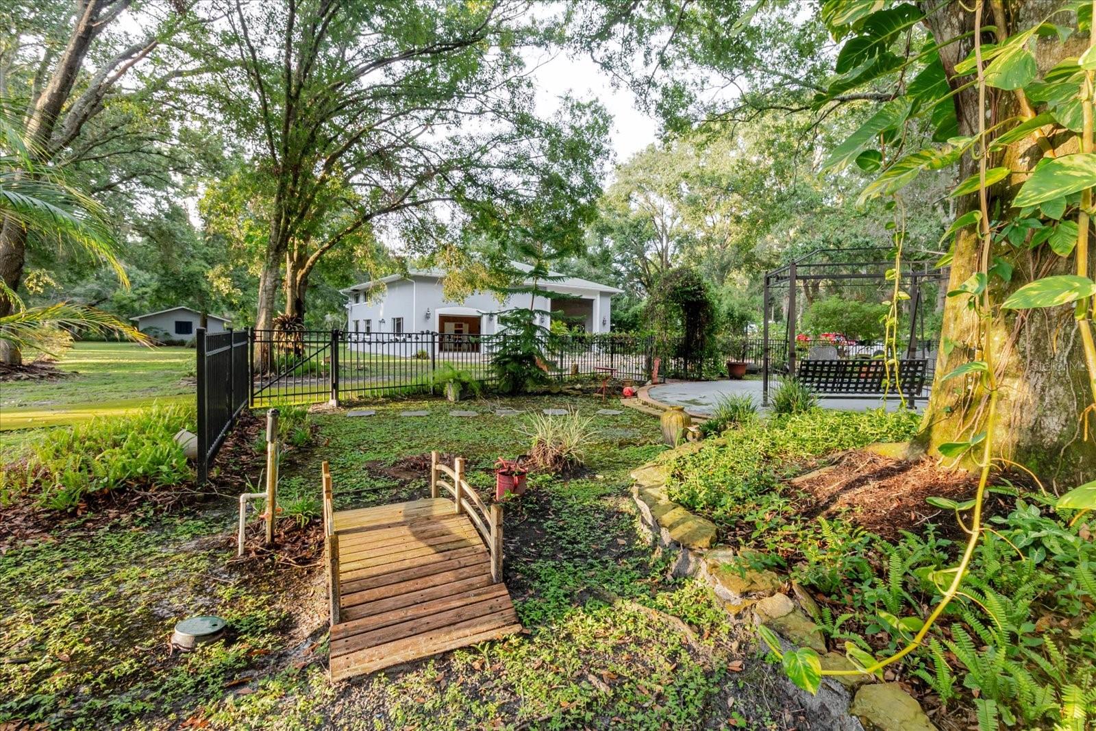 Listing photo id 64 for 5455 Lake Le Clare Road