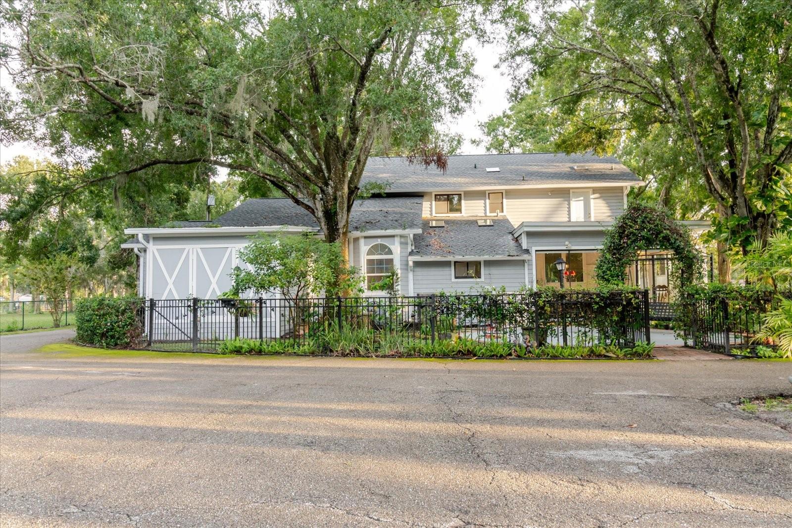 Listing photo id 65 for 5455 Lake Le Clare Road