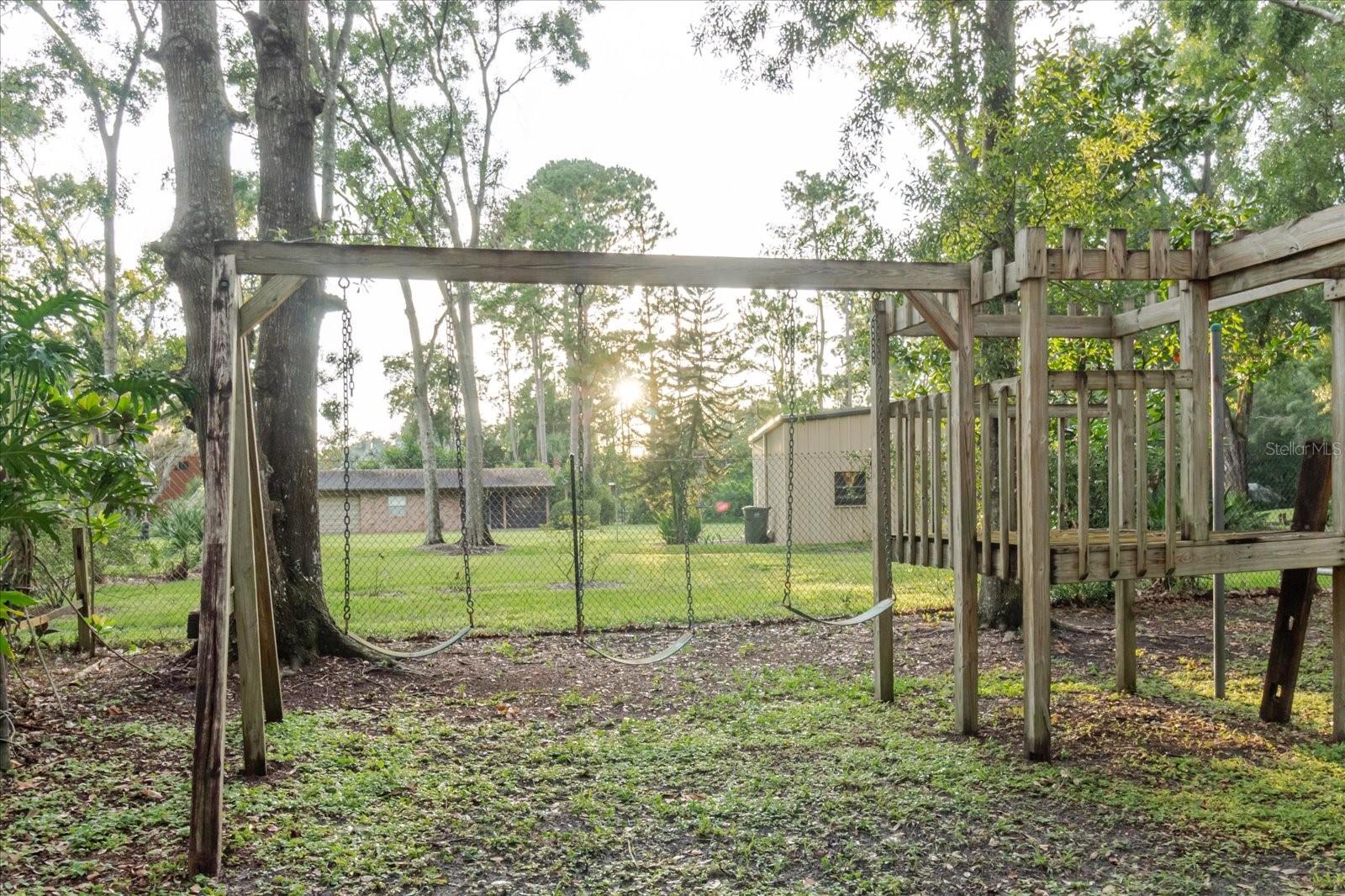 Listing photo id 68 for 5455 Lake Le Clare Road