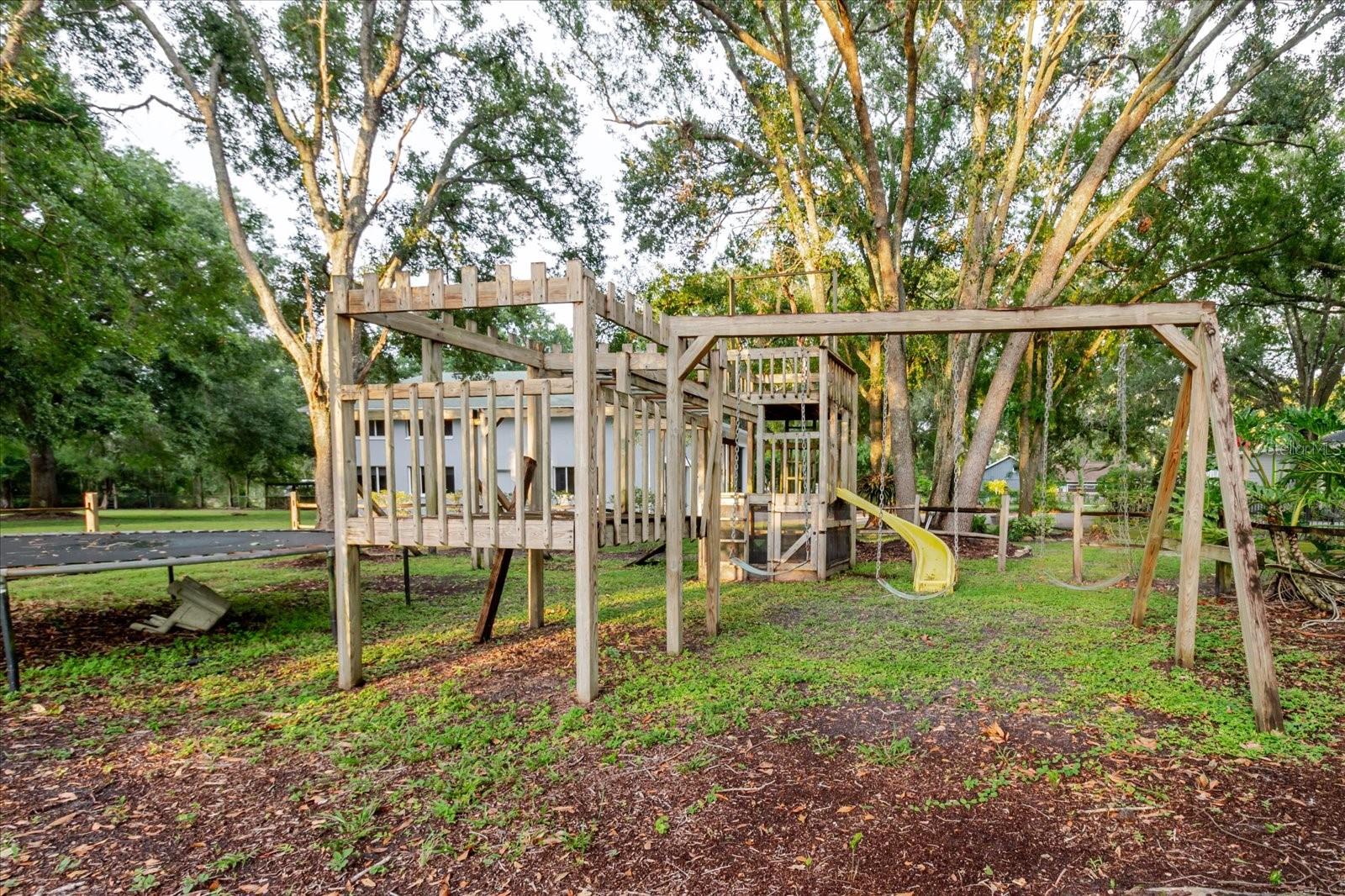 Listing photo id 69 for 5455 Lake Le Clare Road