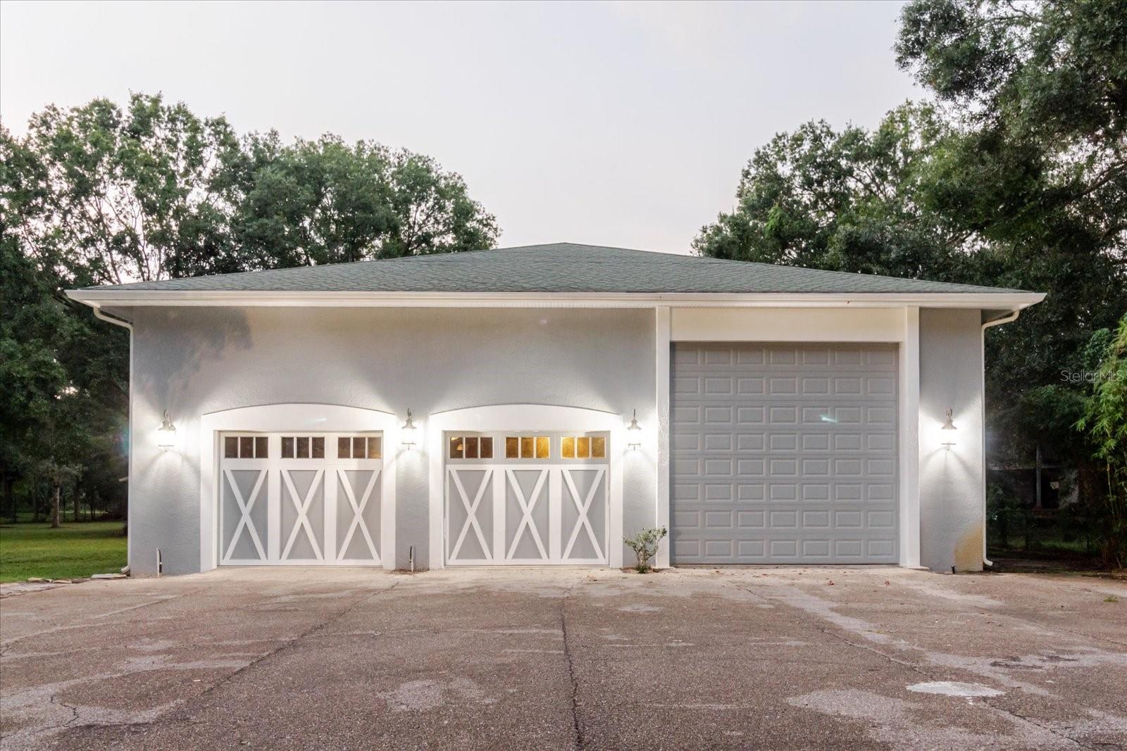 Listing photo id 71 for 5455 Lake Le Clare Road