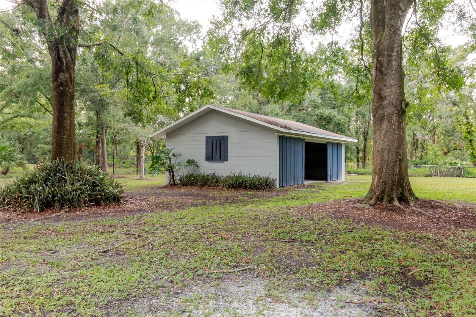 Listing photo id 84 for 5455 Lake Le Clare Road