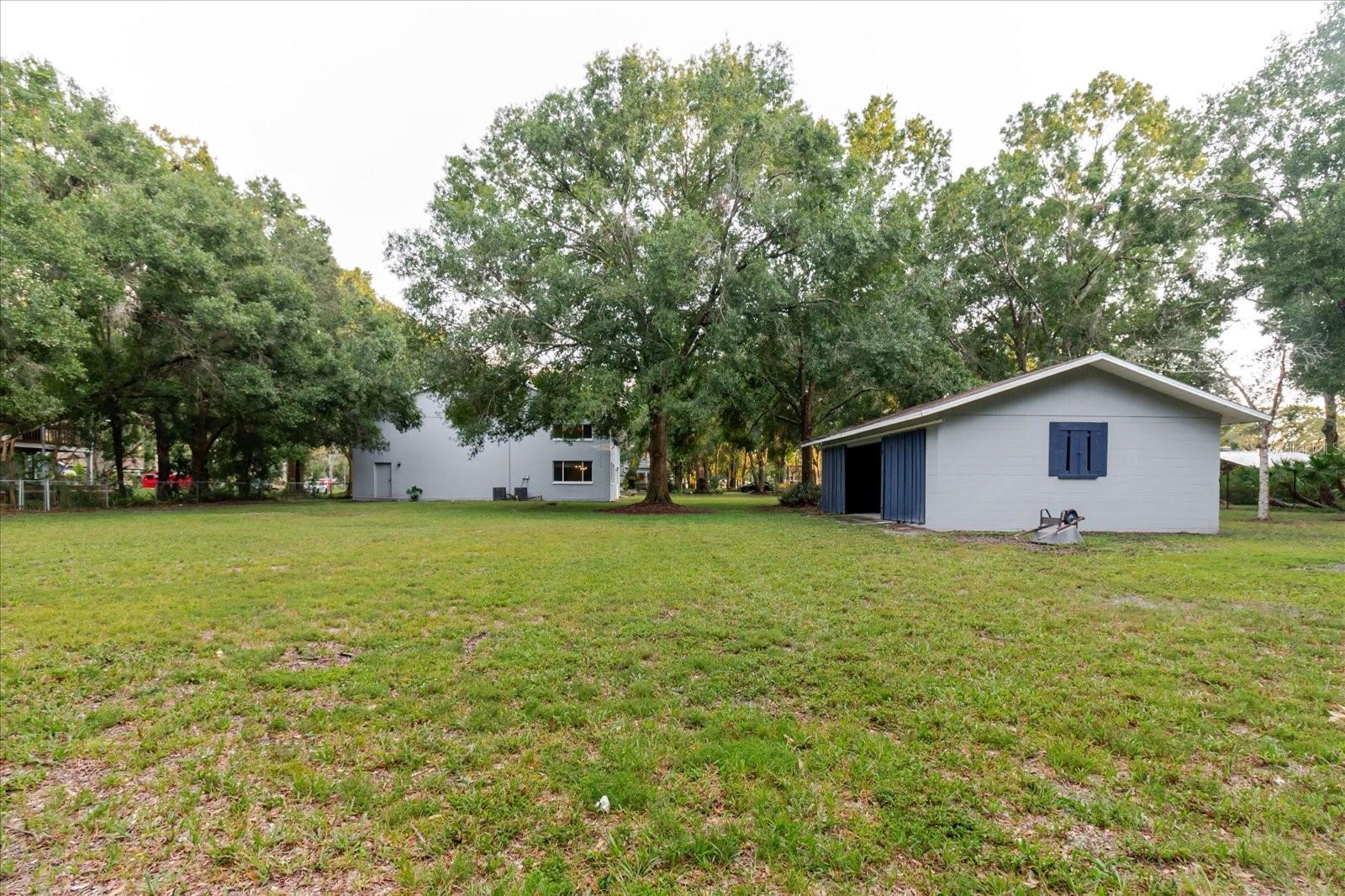 Listing photo id 86 for 5455 Lake Le Clare Road