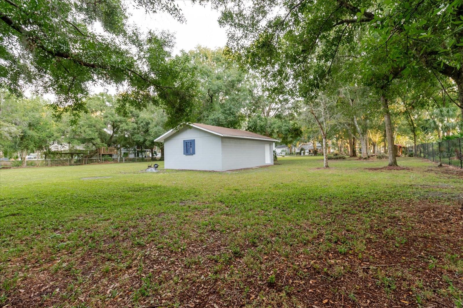 Listing photo id 87 for 5455 Lake Le Clare Road