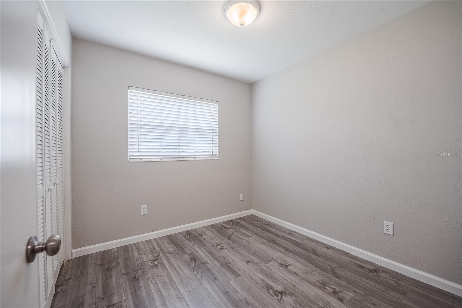 Image 7 of 33 For 511 Garden Drive N