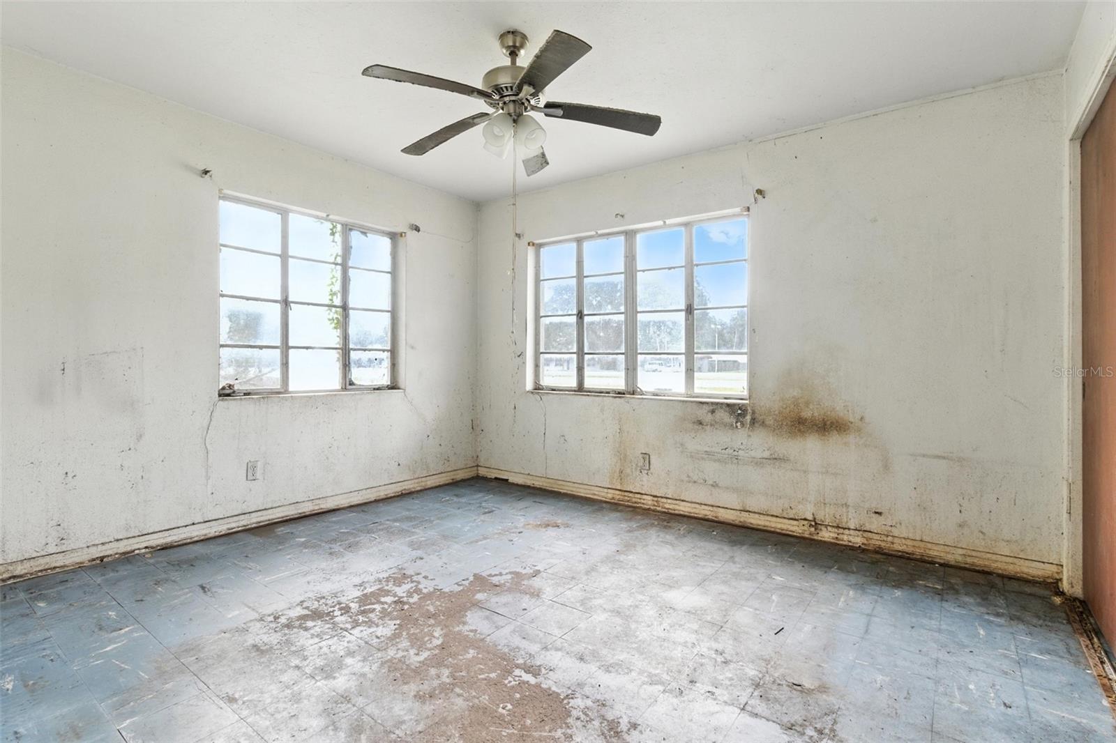 Listing photo id 12 for 1822 Jefferson Street