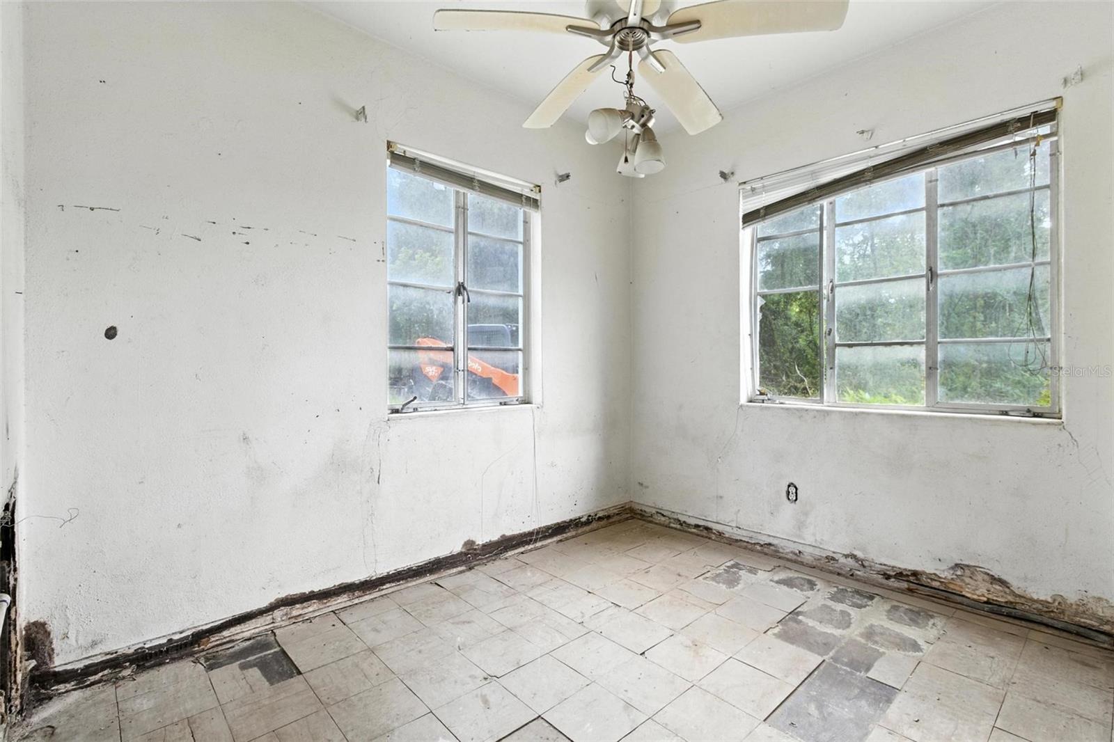 Listing photo id 13 for 1822 Jefferson Street