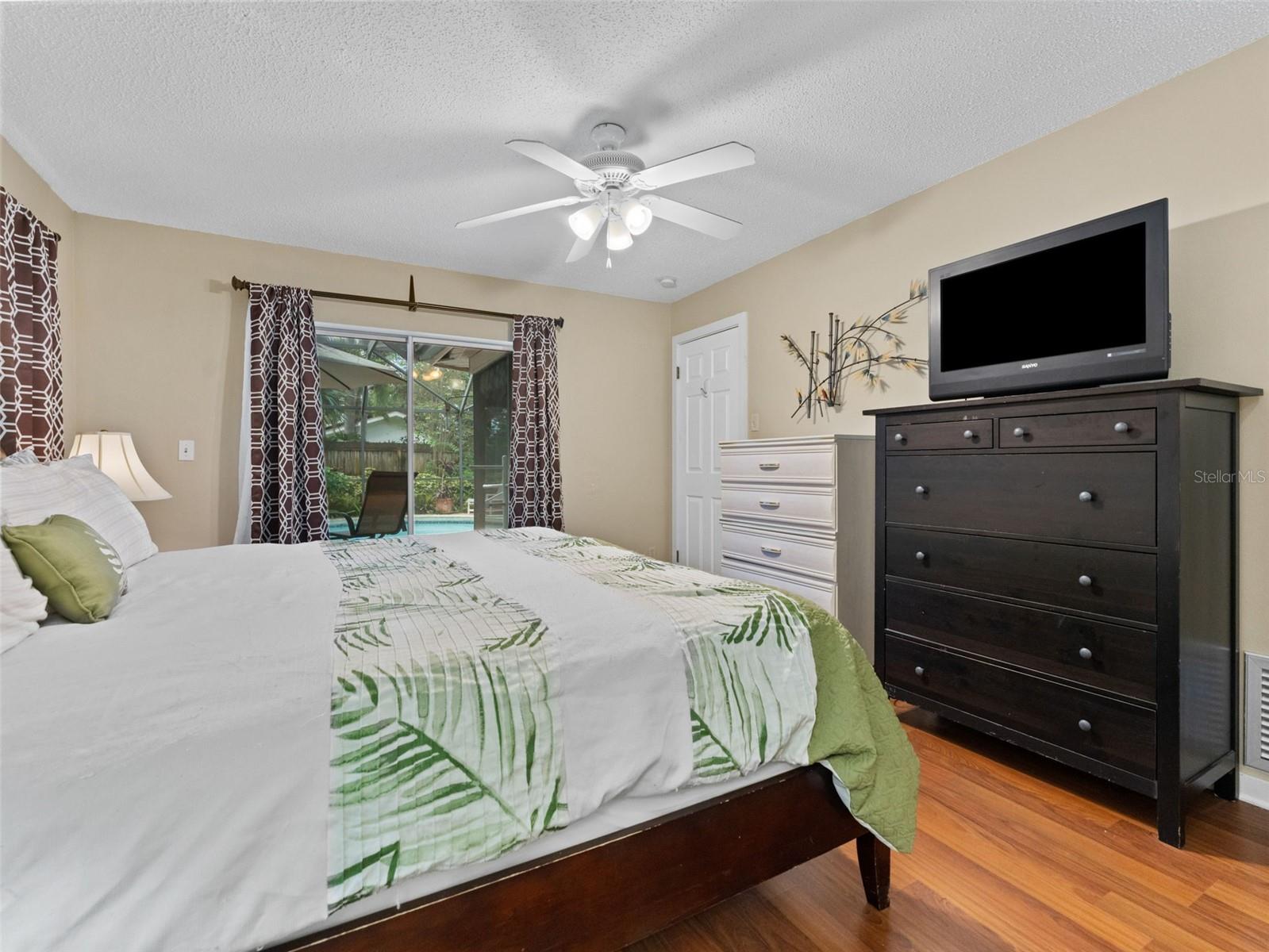 Image 16 of 40 For 1374 Wexford Drive S