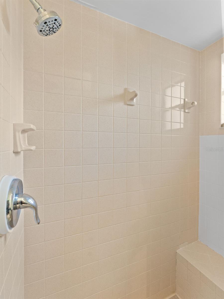 Image 19 of 40 For 1374 Wexford Drive S