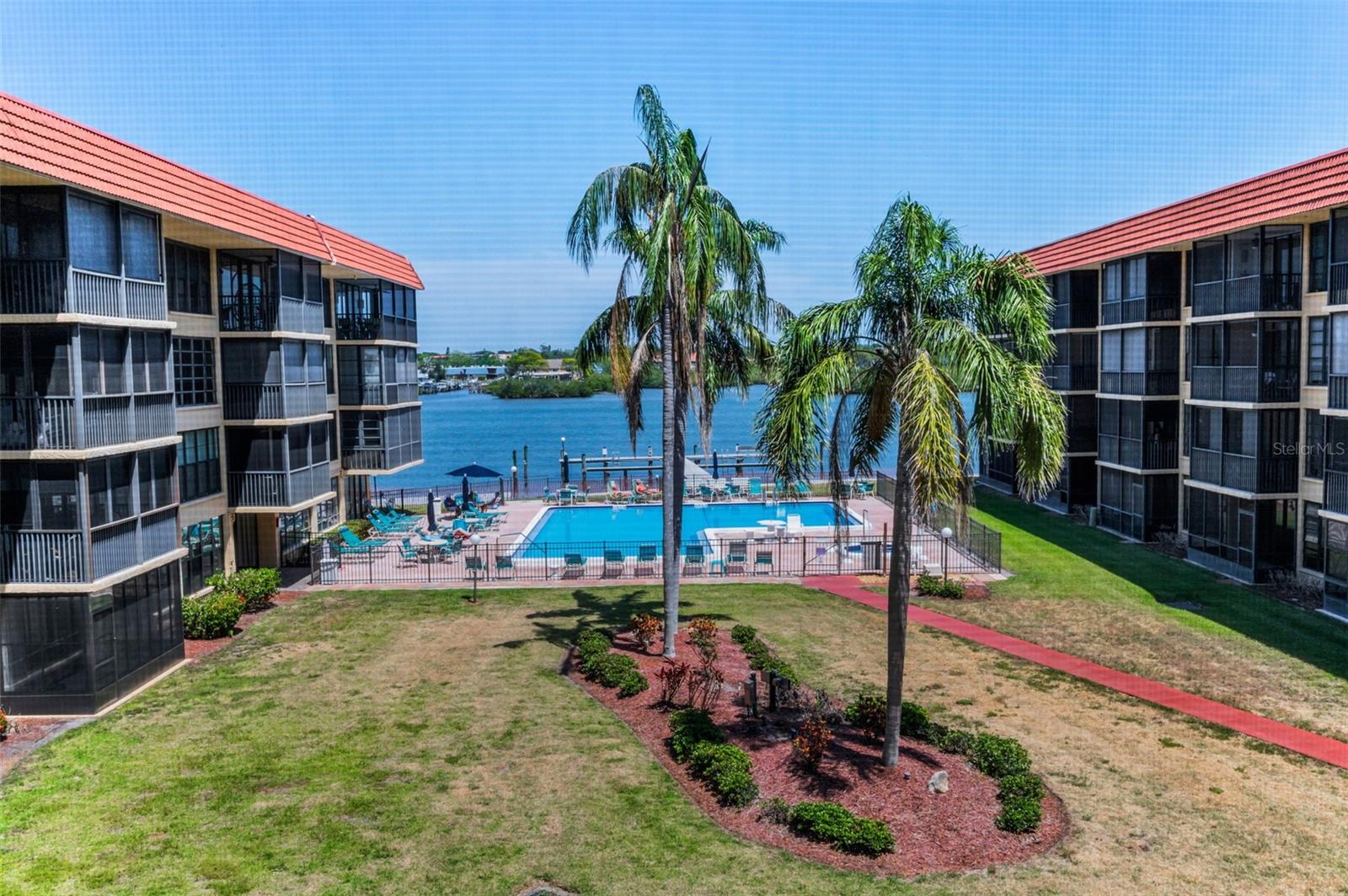 Image 11 of 61 For 19701 Gulf Boulevard 323
