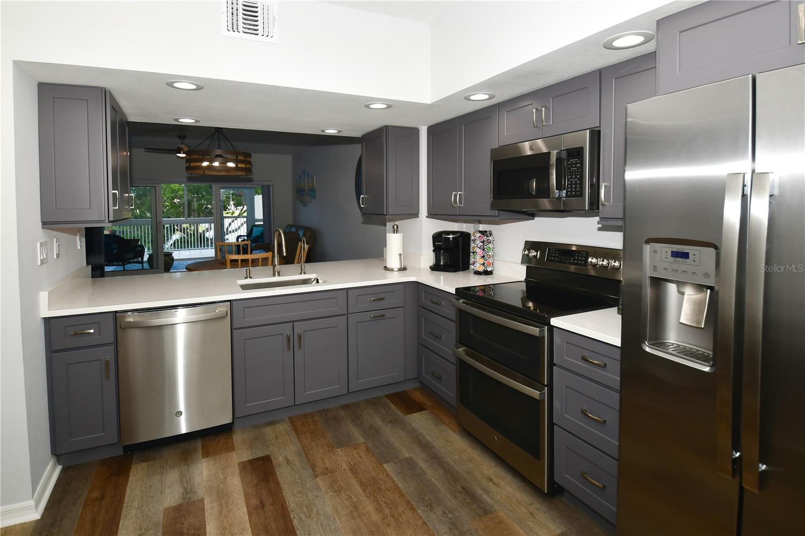 Image 3 of 43 For 6425 Shoreline Drive 10102