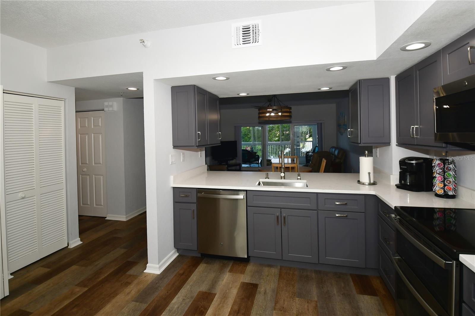 Image 4 of 43 For 6425 Shoreline Drive 10102