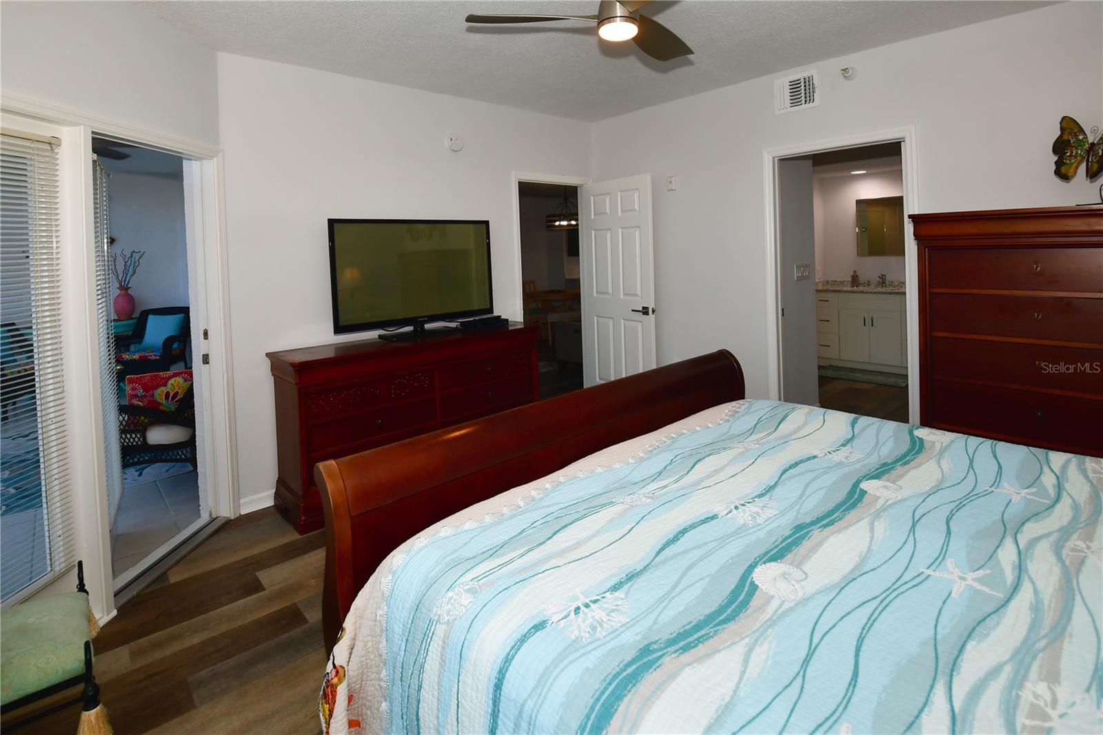 Image 8 of 43 For 6425 Shoreline Drive 10102