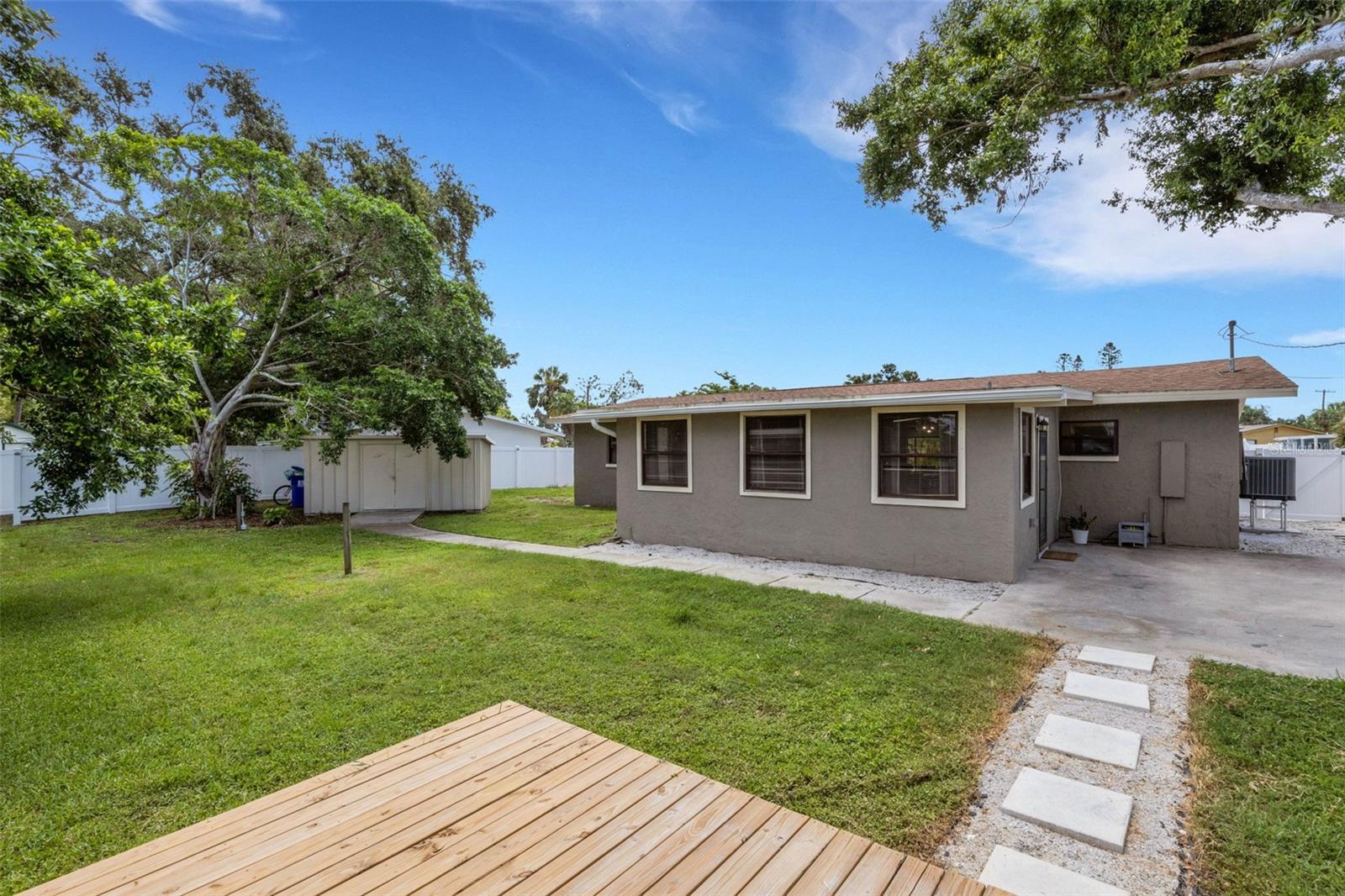 Image 32 of 45 For 381 Kingfish Drive Se