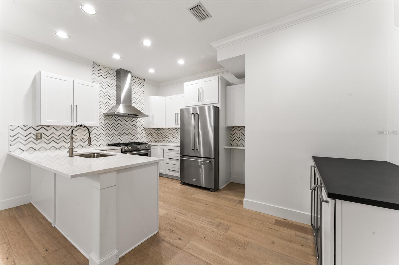 Image 2 of 34 For 407 Westland Avenue 4