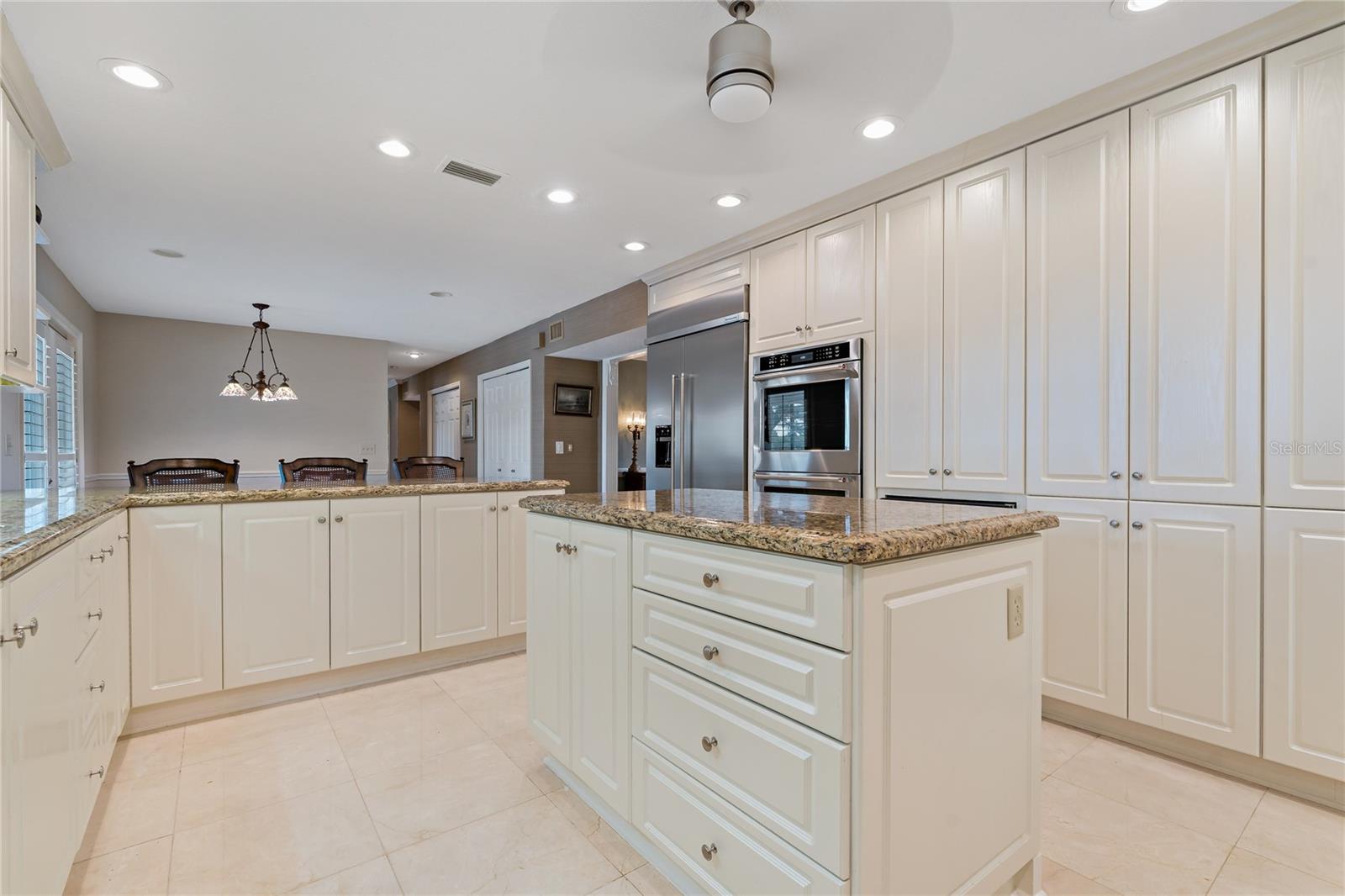 Listing photo id 12 for 2534 Heron Lane N