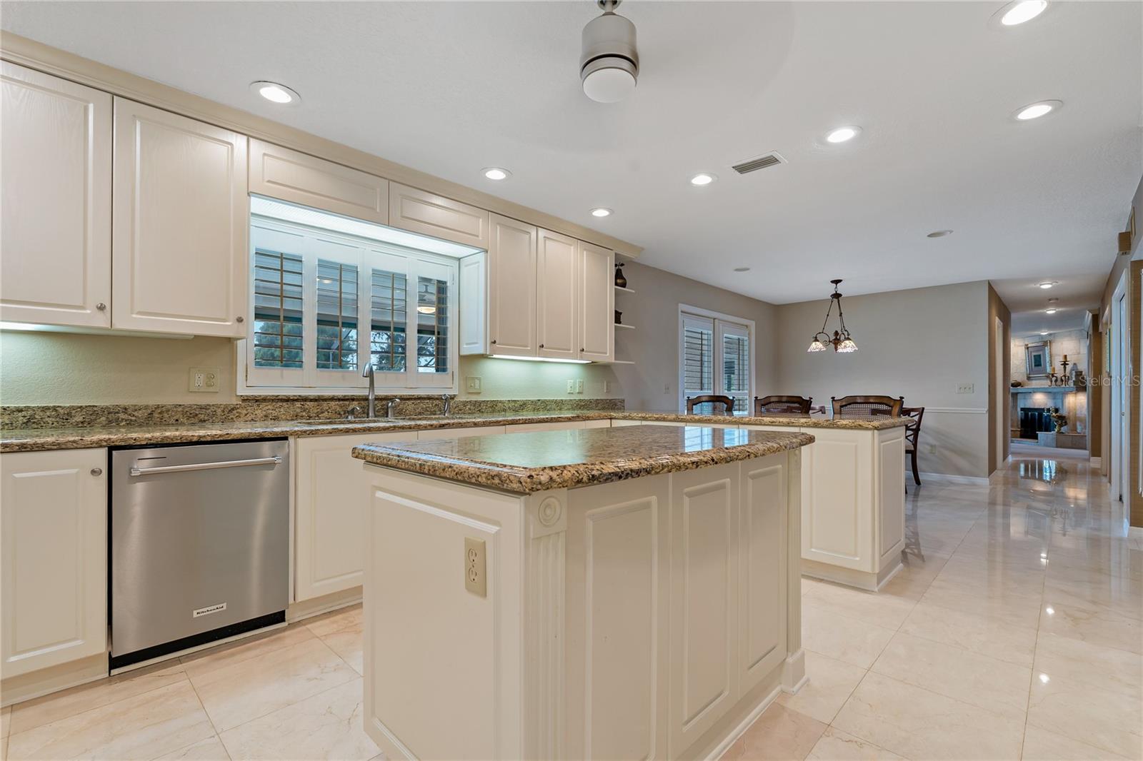Listing photo id 13 for 2534 Heron Lane N