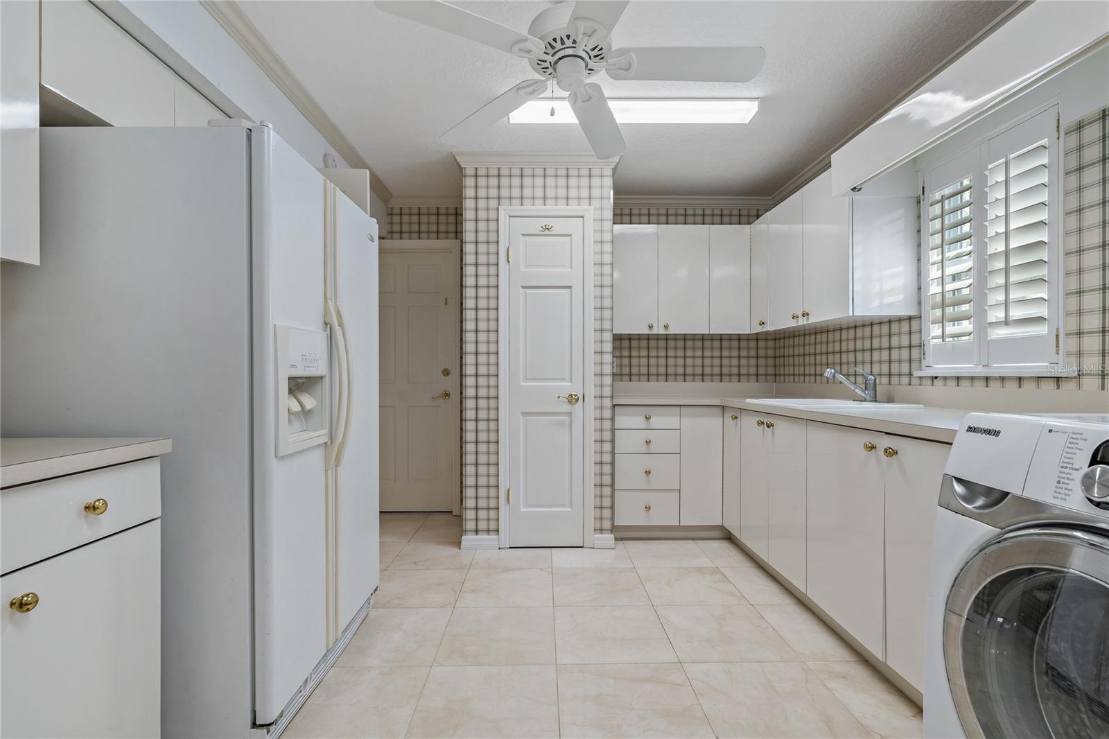 Listing photo id 21 for 2534 Heron Lane N