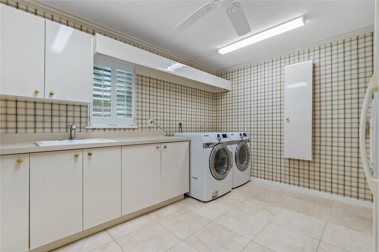 Listing photo id 22 for 2534 Heron Lane N