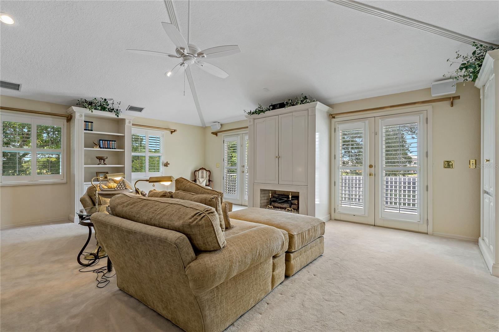 Listing photo id 26 for 2534 Heron Lane N
