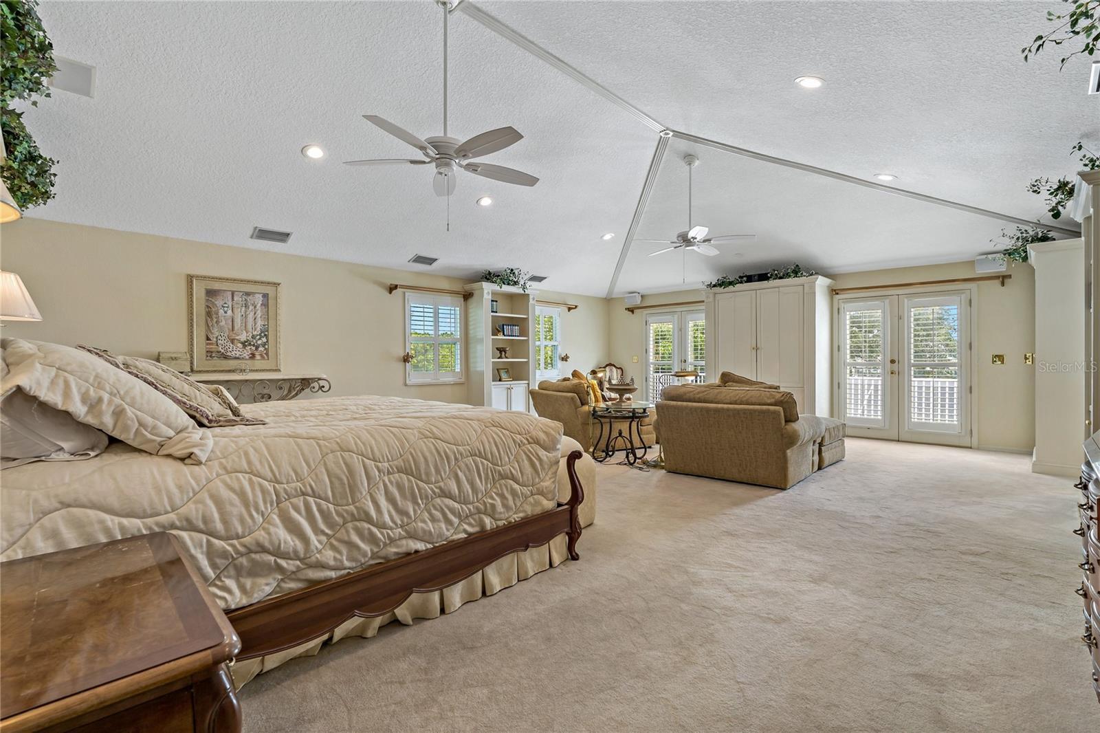 Listing photo id 27 for 2534 Heron Lane N