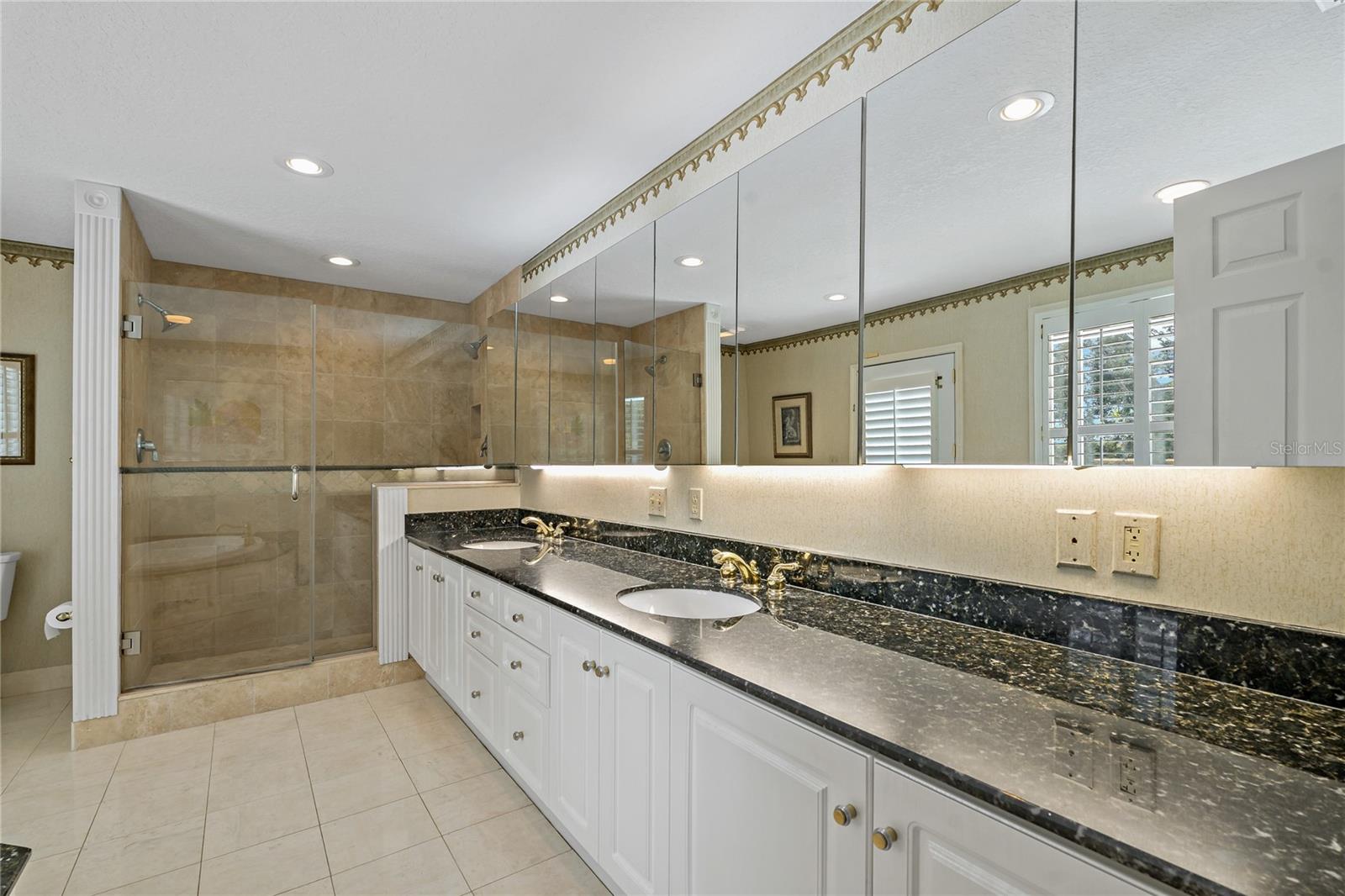 Listing photo id 30 for 2534 Heron Lane N
