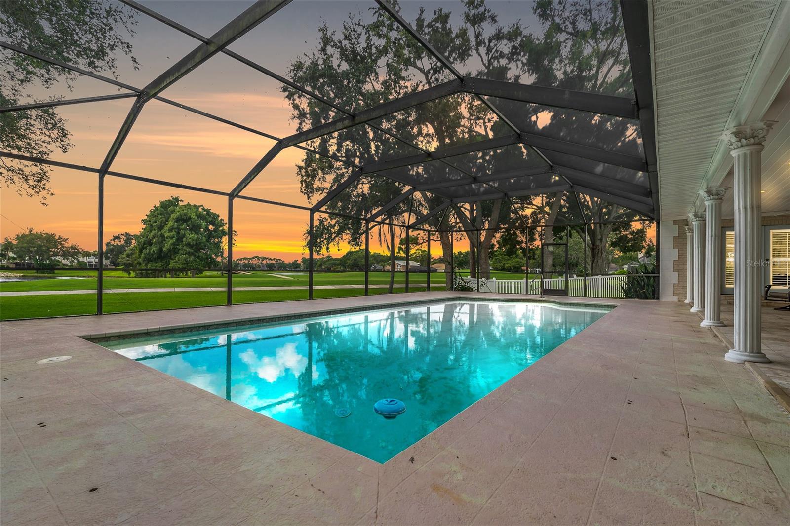 Listing photo id 2 for 2534 Heron Lane N