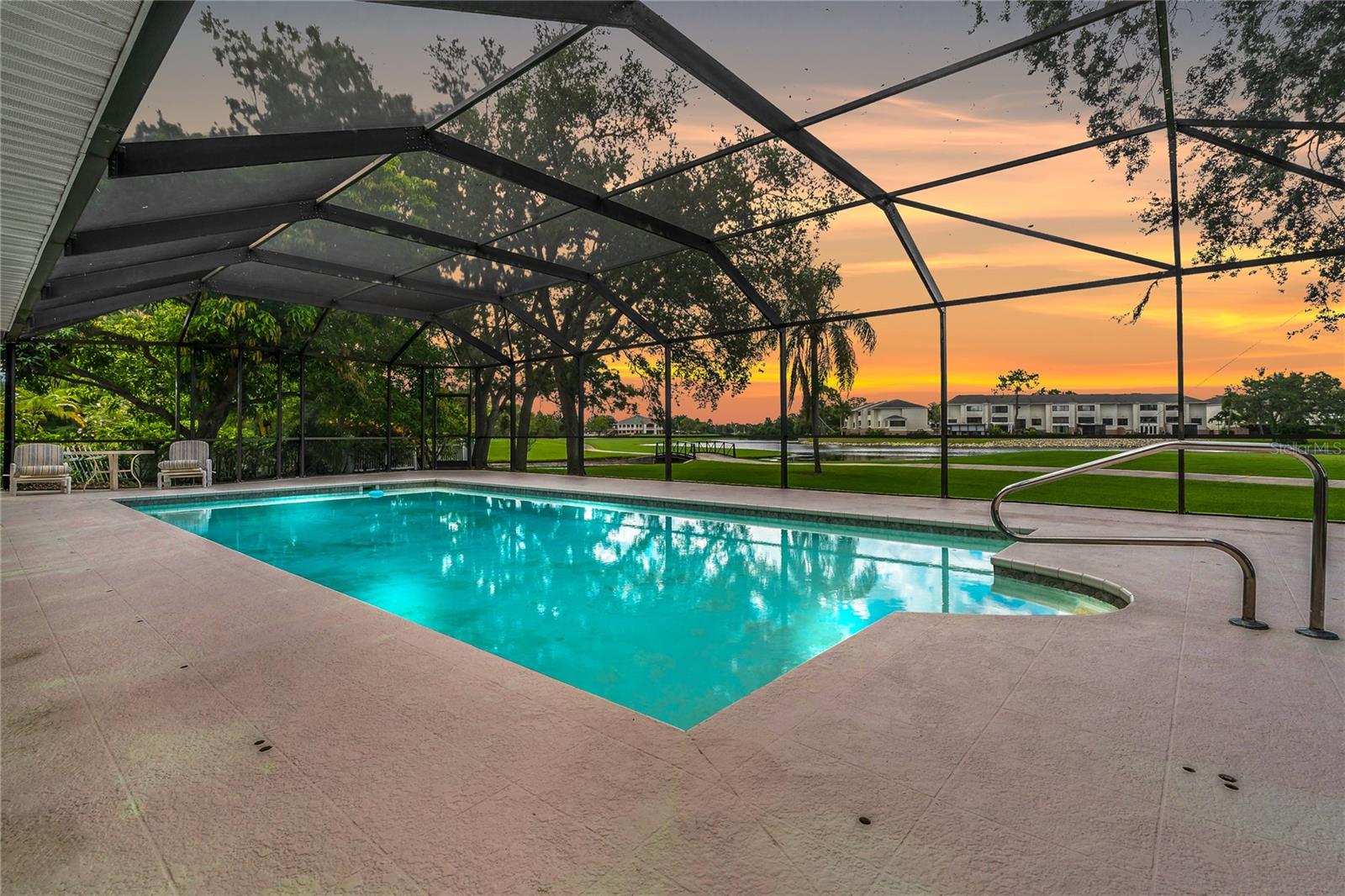 Listing photo id 41 for 2534 Heron Lane N