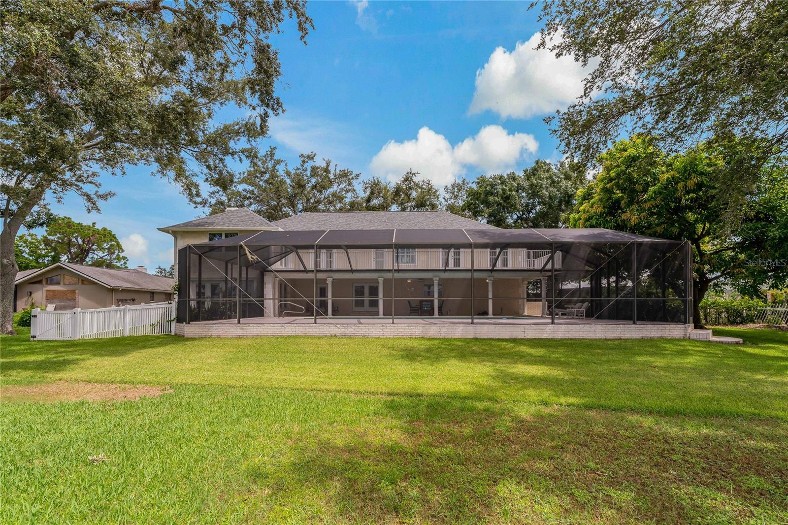 Listing photo id 46 for 2534 Heron Lane N