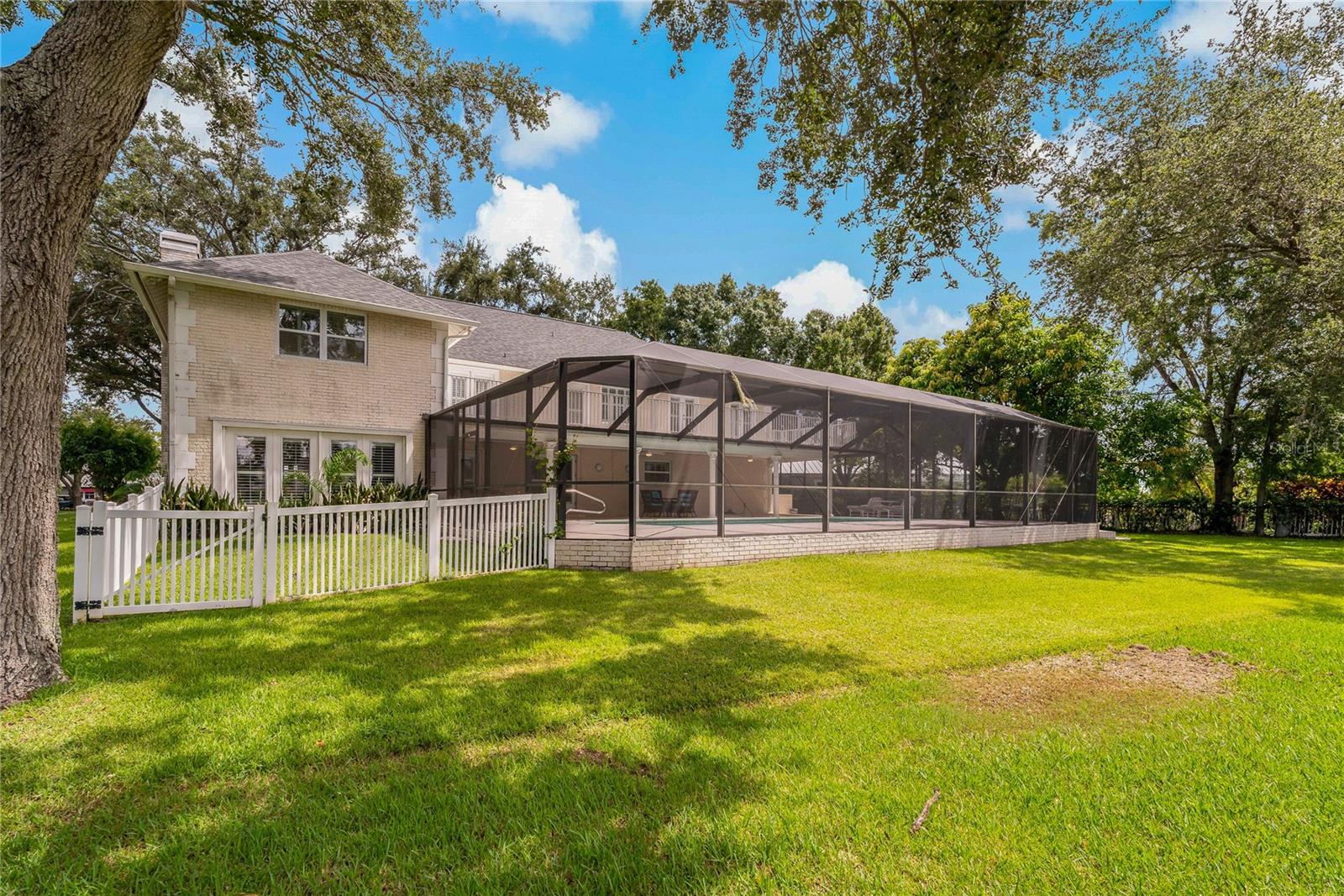 Listing photo id 47 for 2534 Heron Lane N