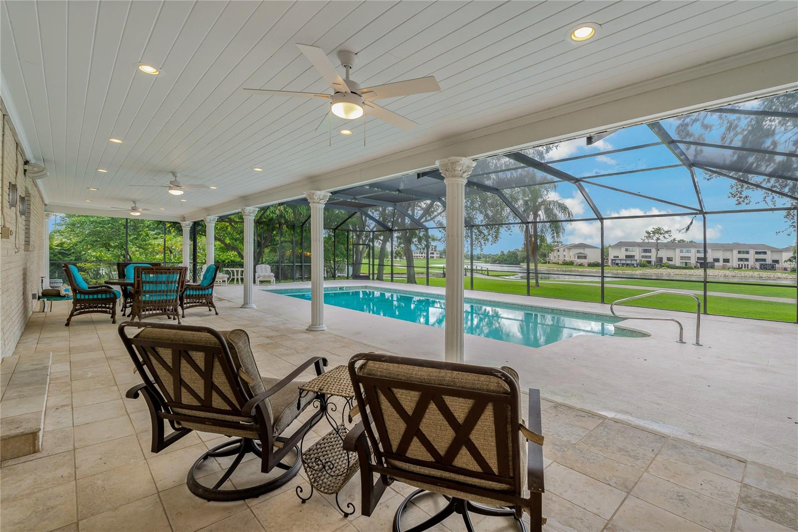 Listing photo id 3 for 2534 Heron Lane N