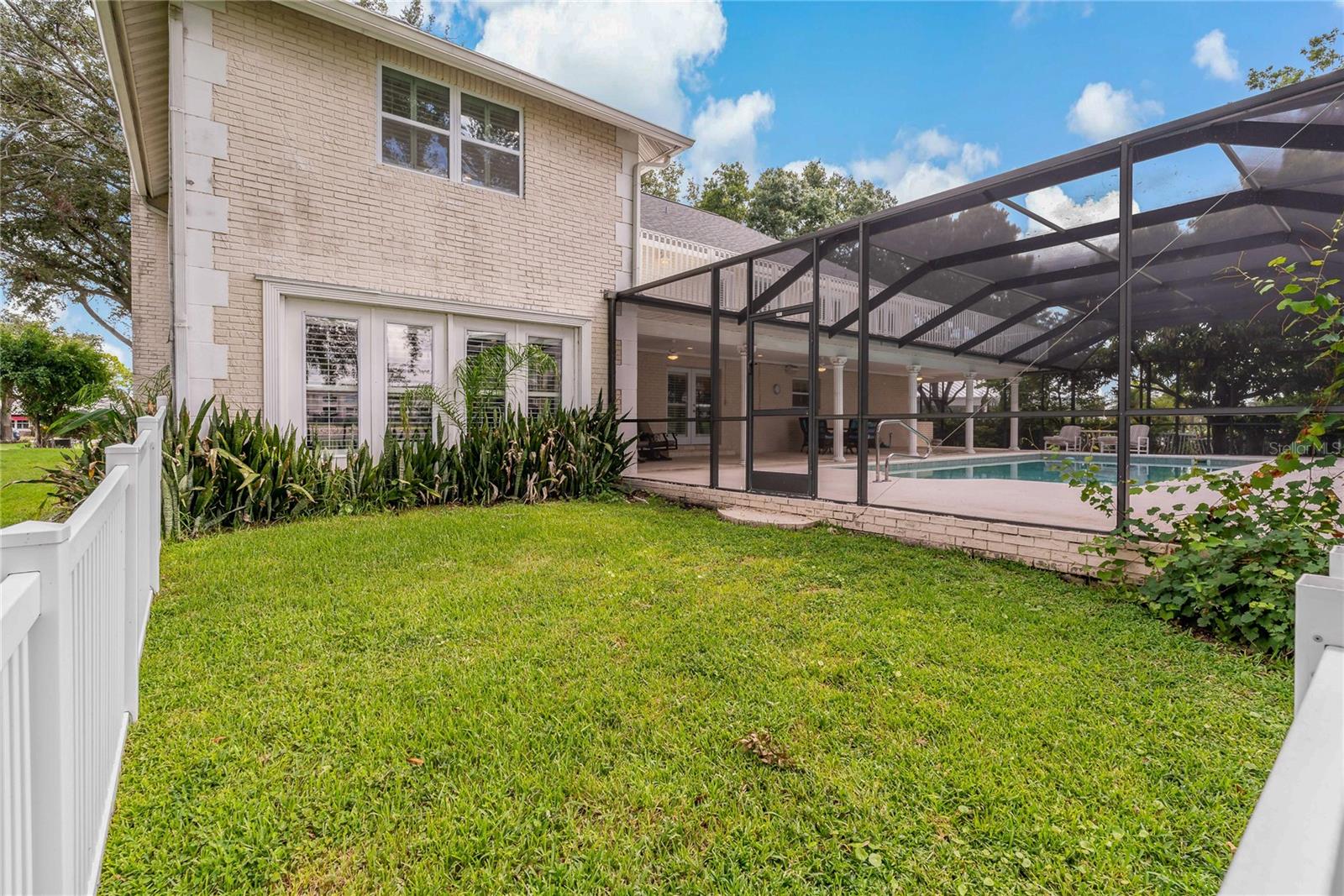 Listing photo id 48 for 2534 Heron Lane N
