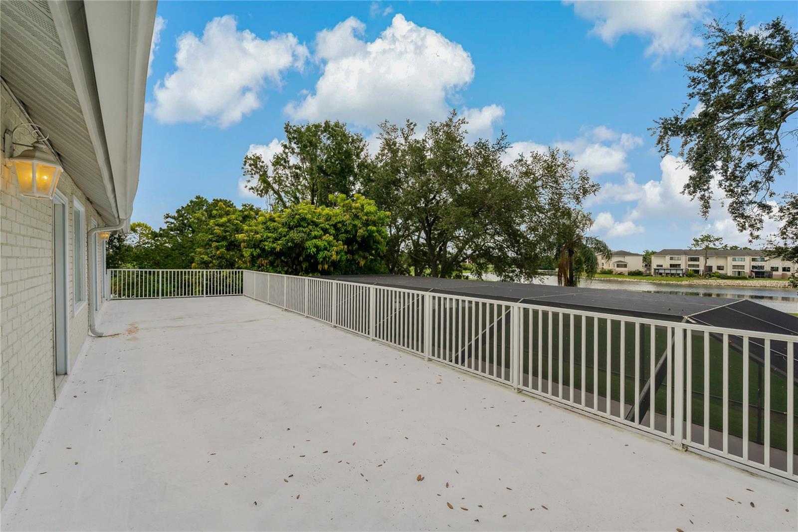 Listing photo id 49 for 2534 Heron Lane N
