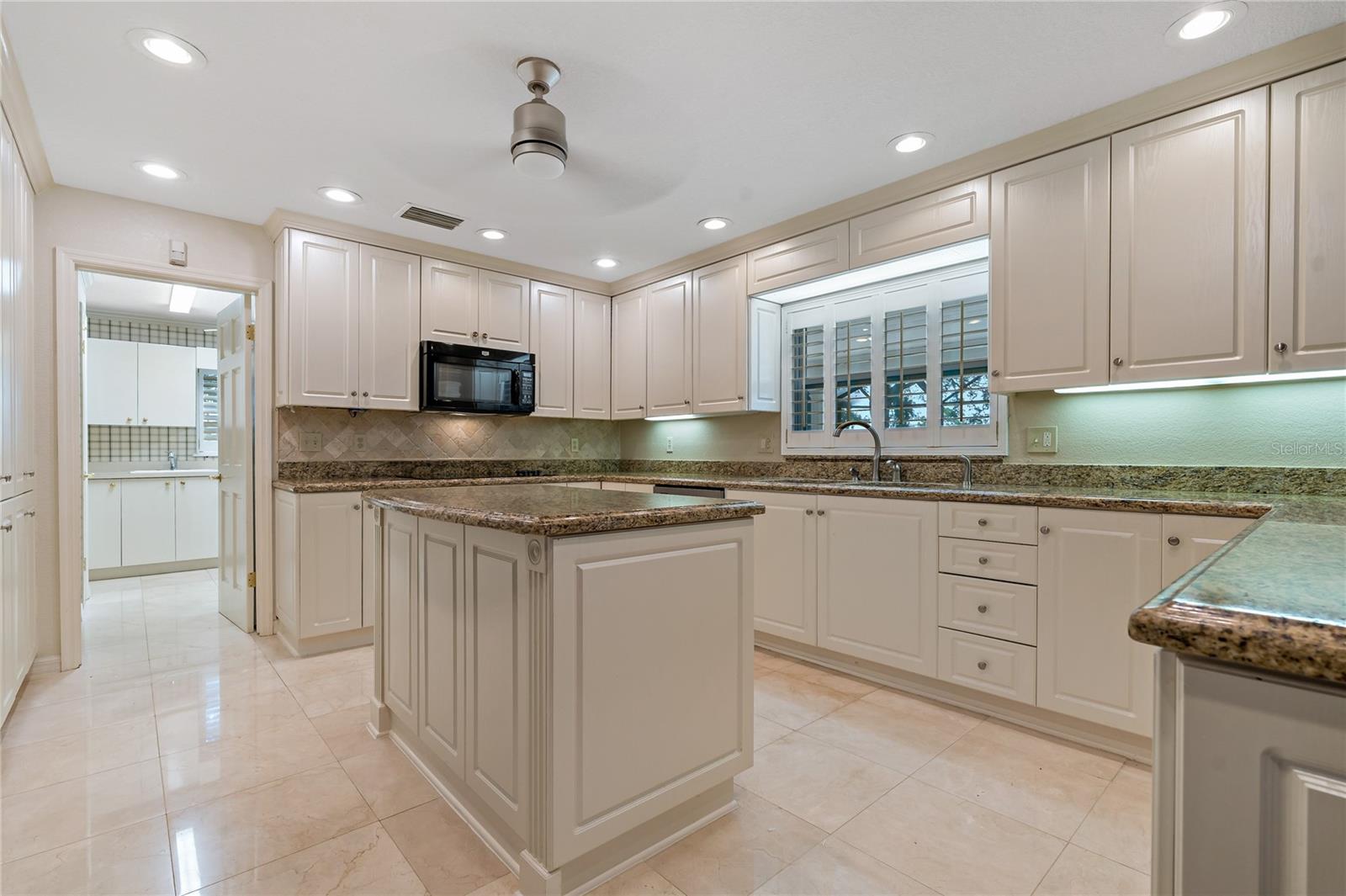 Listing photo id 6 for 2534 Heron Lane N