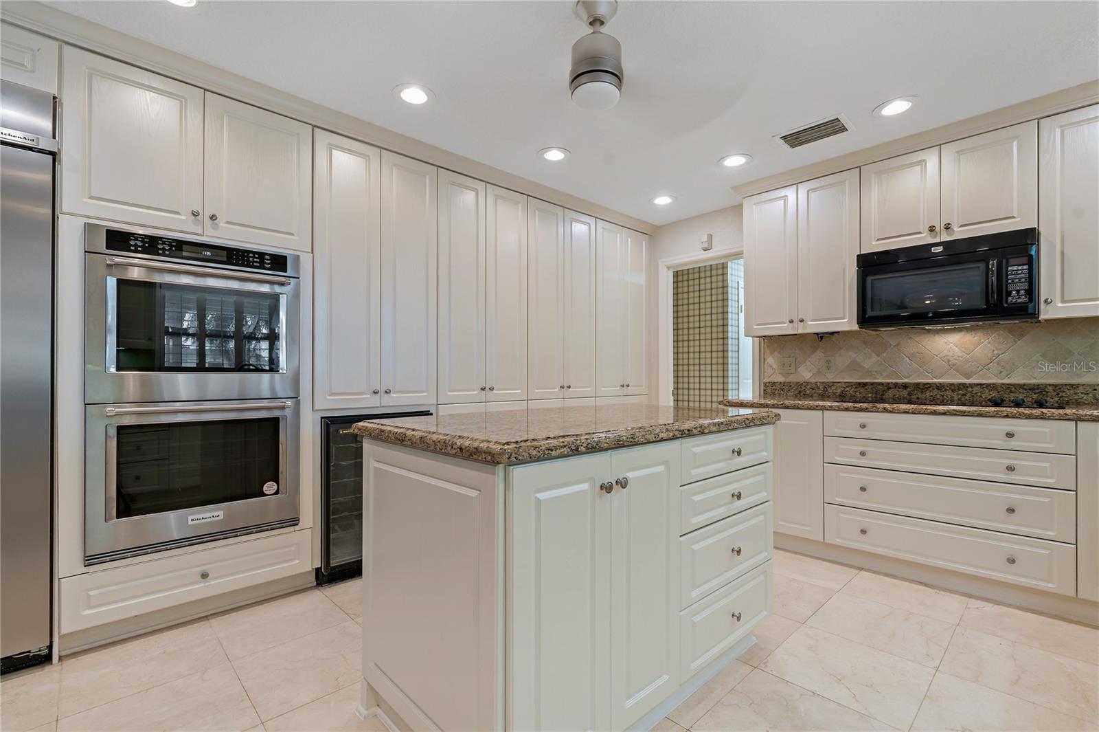 Listing photo id 7 for 2534 Heron Lane N