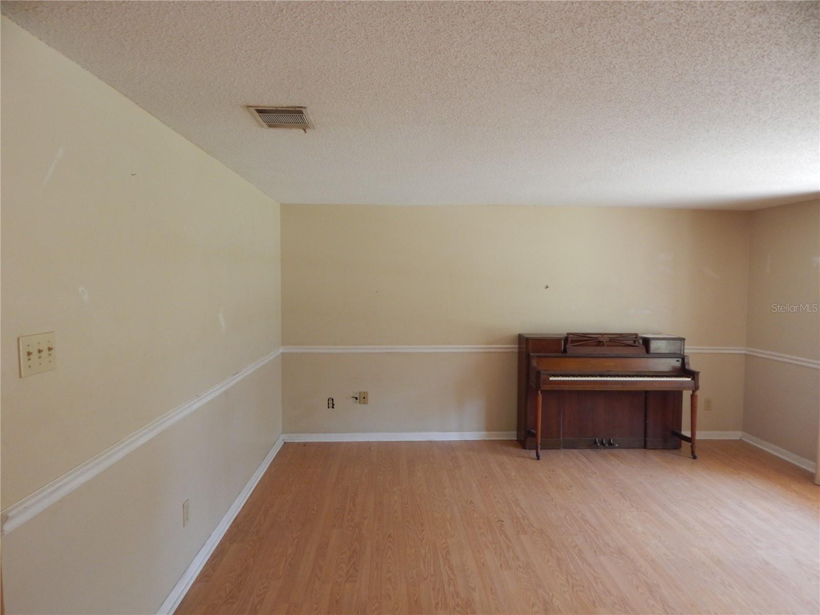 Listing photo id 4 for 12147 Scott Drive