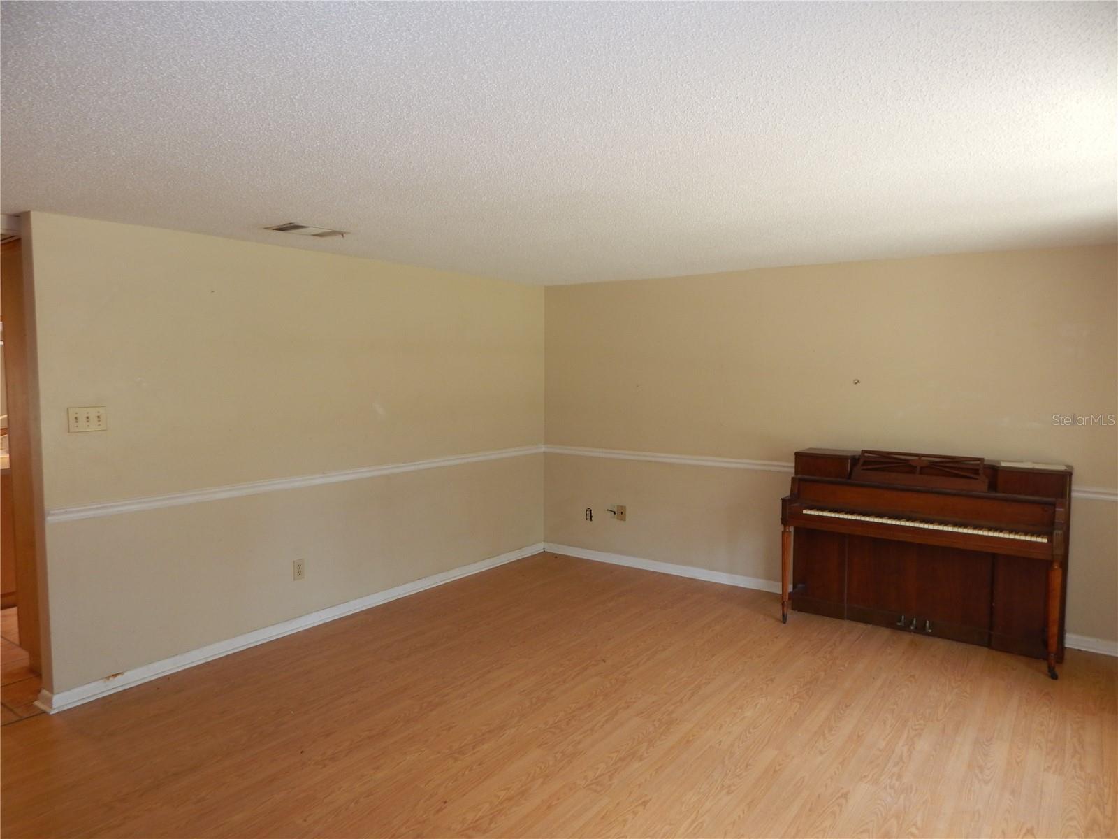 Listing photo id 5 for 12147 Scott Drive