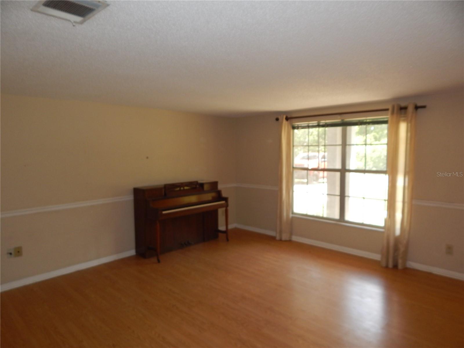 Listing photo id 6 for 12147 Scott Drive