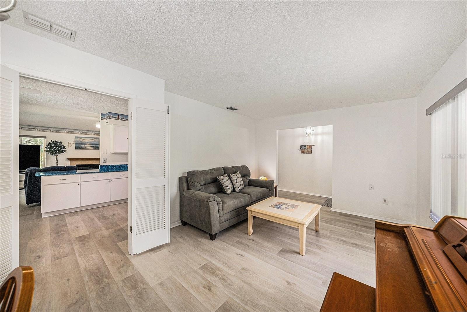 Image 11 of 26 For 15146 Springview Street