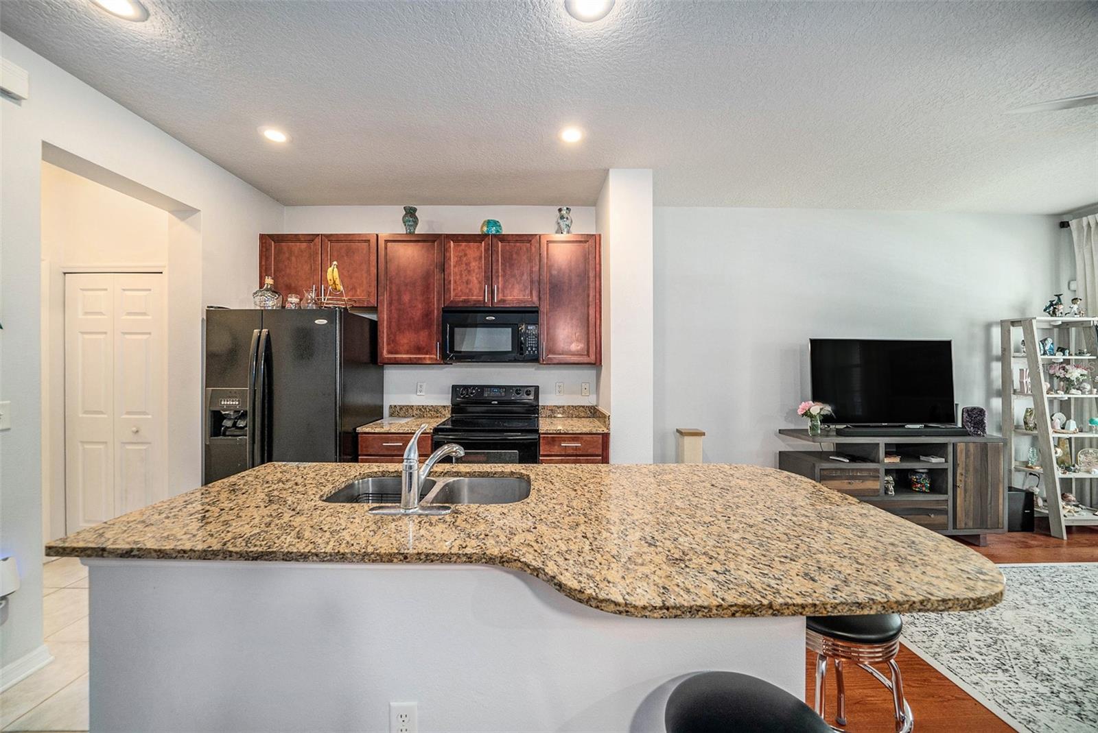 Image 6 of 26 For 7533 Tamarind Avenue