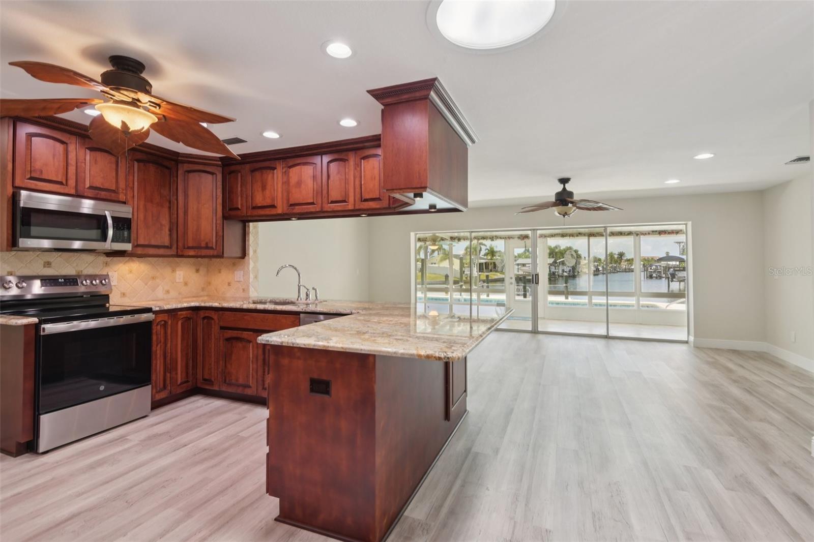 Image 11 of 39 For 6516 Bimini Court