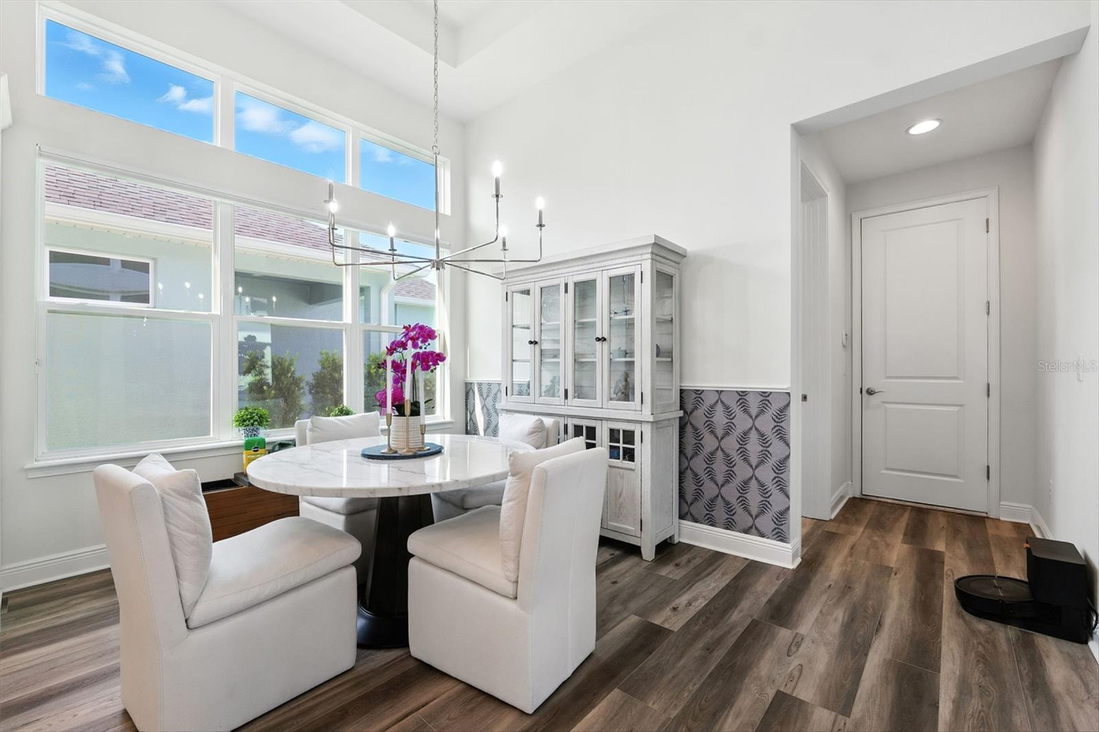 Listing photo id 12 for 3825 Lajuana Boulevard