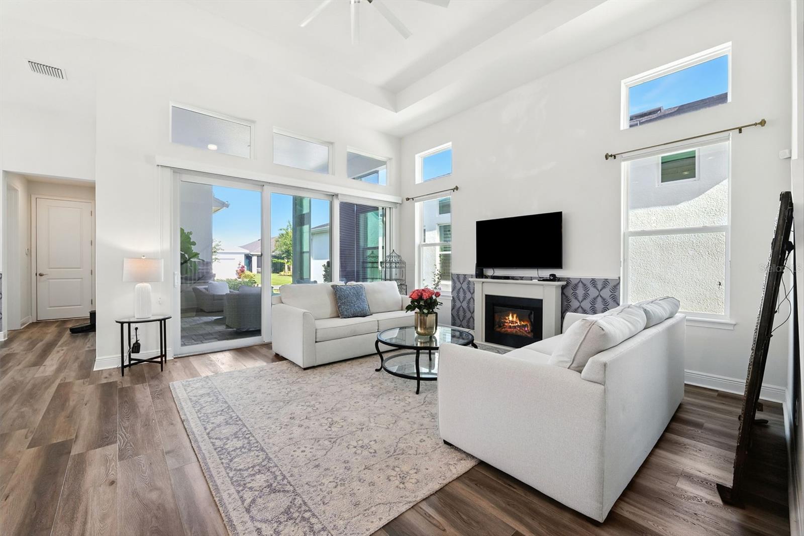 Listing photo id 14 for 3825 Lajuana Boulevard