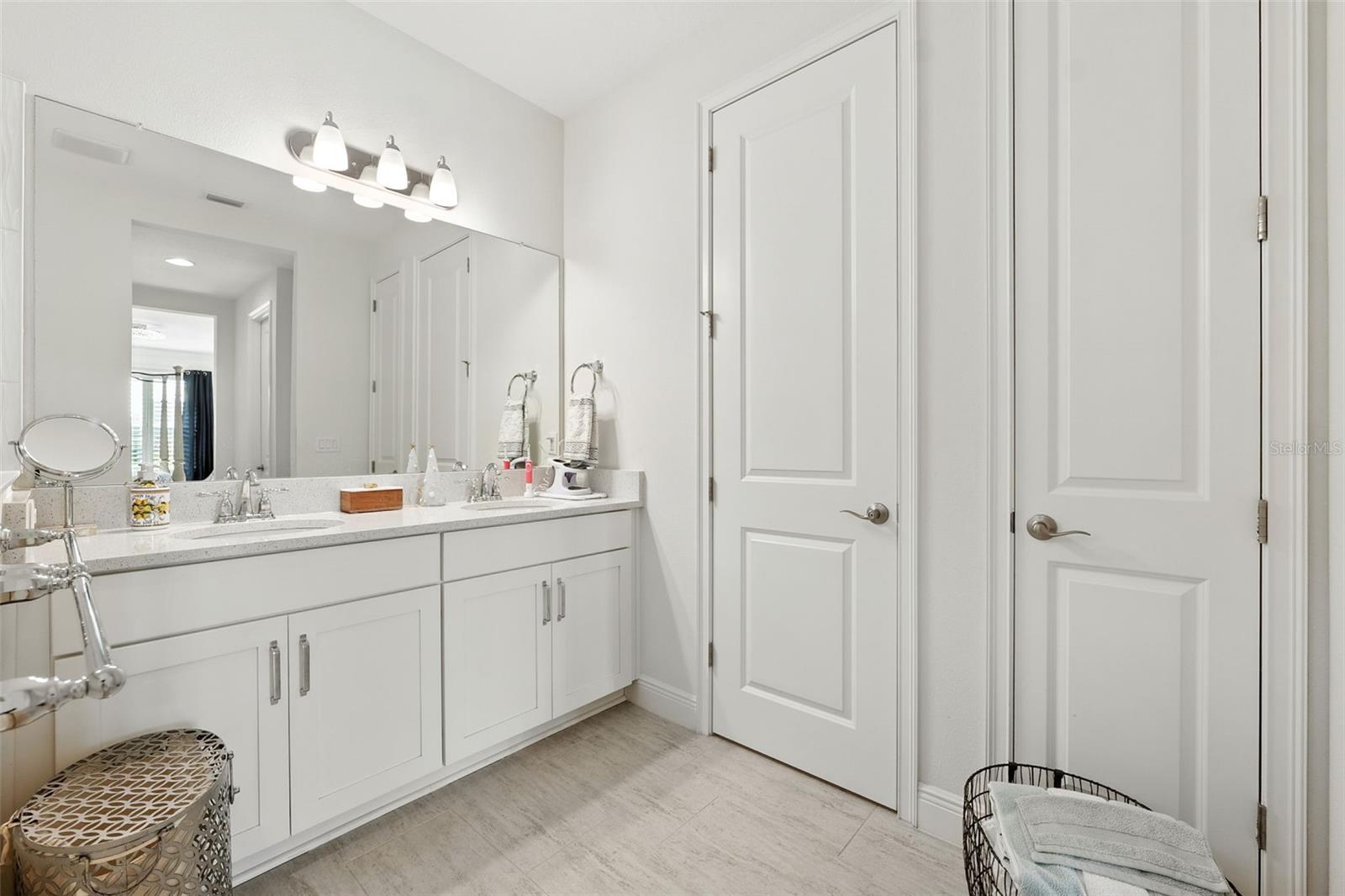 Listing photo id 20 for 3825 Lajuana Boulevard
