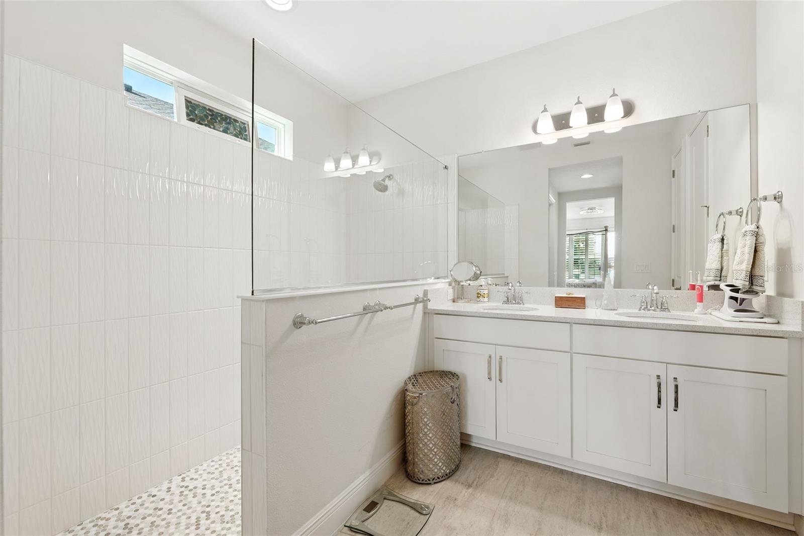 Listing photo id 21 for 3825 Lajuana Boulevard