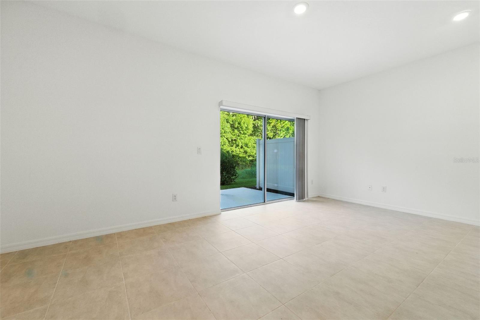 Listing photo id 11 for 2111 Hallier Cove