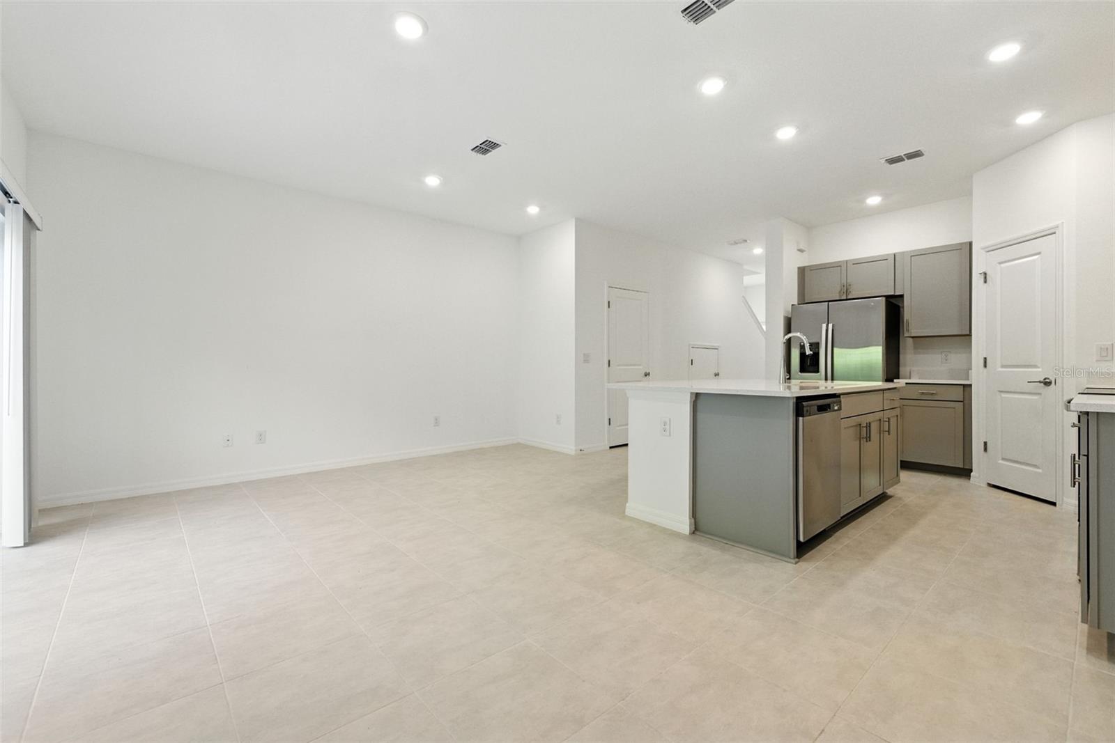Listing photo id 12 for 2111 Hallier Cove