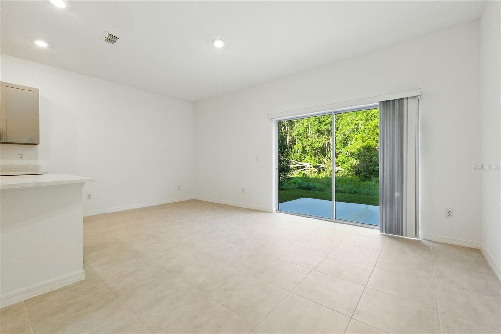 Listing photo id 13 for 2111 Hallier Cove