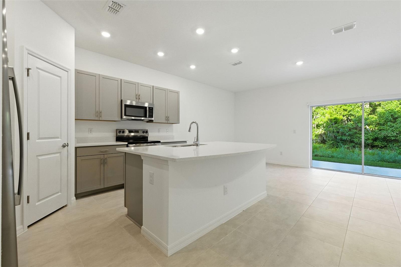 Listing photo id 3 for 2111 Hallier Cove